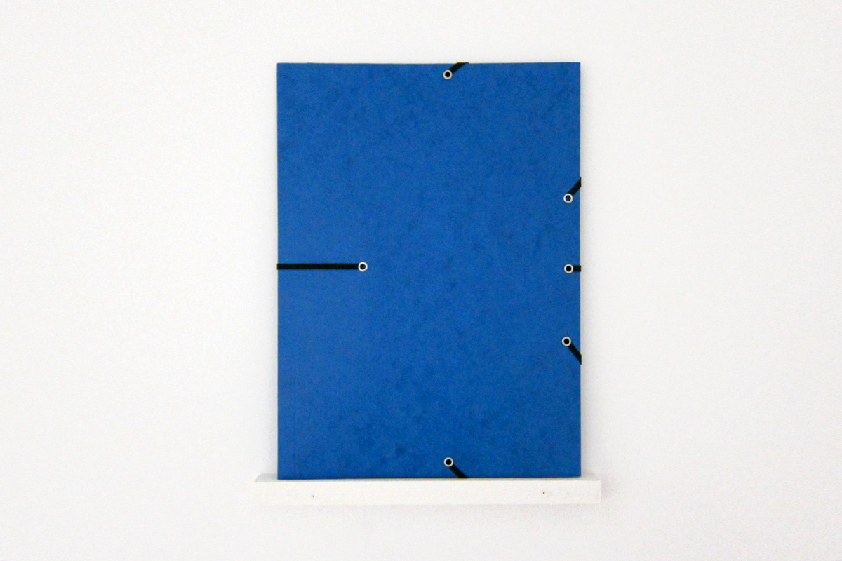 Elsa Werth, ‘Victory Eraser VI’, 2013, pochettes cartonnees, elastiques, rivets metalliques, bois peint, 24x34x2cm